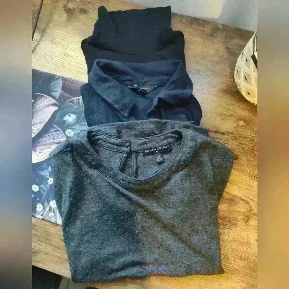 3 Banana Republic tops size xs